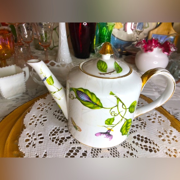Godinger Other - Godinger teapot with lid